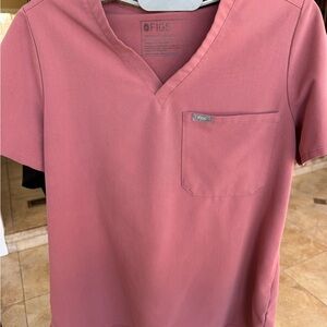 FIGS Women’s Catarina Scrub Top Medium in Mauve